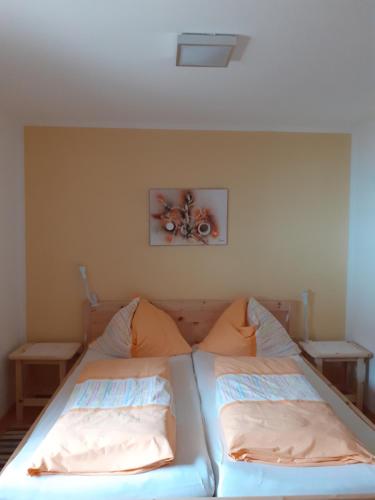 1 dormitorio con 2 camas en una habitación en Ferienwohnung Alpenblick, en Hermagor