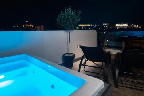 Private Jacuzzi & Acropolis View - The Urban Loft