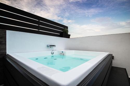 Fotografia z galérie ubytovania Private Jacuzzi & Acropolis View - The Urban Loft v Aténach