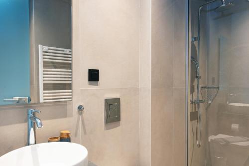 W łazience znajduje się prysznic, toaleta i umywalka. w obiekcie Souda Plaza Collection w mieście Suda