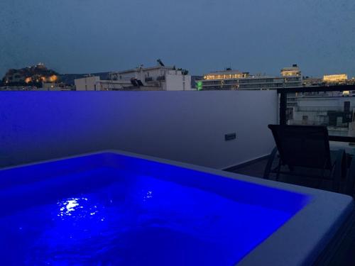 Private Jacuzzi & Acropolis View - The Urban Loft