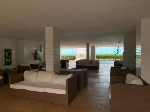 uma sala de estar com um sofá e uma mesa em Paraíso à sua Porta Ap Luxuoso Prédio Frontal Mar no Rio de Janeiro