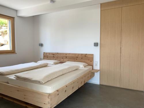 1 Schlafzimmer mit 2 Betten und einem Schrank in der Unterkunft Bregenzerwaldblick in Schwarzenberg im Bregenzerwald