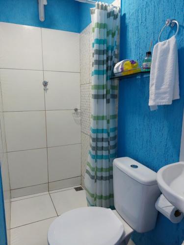 Baño azul con aseo y lavamanos en Casinha do Cadu, en Fernando de Noronha