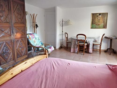 Ein Bett oder Betten in einem Zimmer der Unterkunft T1 ou T2 dans villa avec jardin proche Biarritz