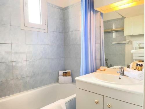 une salle de bain avec un lavabo, une baignoire et une douche dans l'établissement Appartement Imperia St Raphaël, au calme, vue piscine, climatisé, à Saint-Raphaël