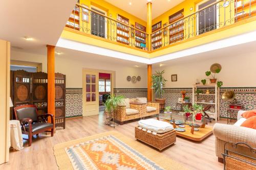 una gran sala de estar con muchos muebles en Casa Rural Las Olivitas Alquiler completo, en La Puebla de Almoradiel