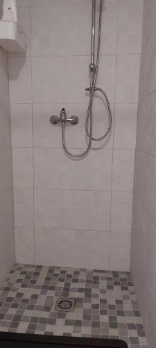 y baño con ducha y suelo de baldosa. en Lyesblb, en Valencia