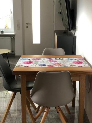 a dining room table with a table cloth on it at Ferienwohnung am Pferdemarkt in Konz