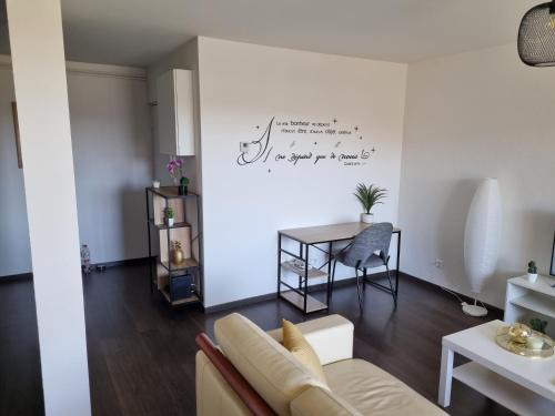 un salon avec un canapé et une table dans l'établissement Bel appartement 2 chambres ,résidence privée, à Givet