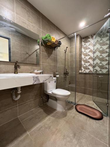 a bathroom with a toilet and a sink and a shower at Tom Homestay Quy Nhơn in Quy Nhon