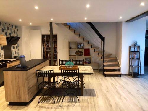 Posezení v ubytování Maison charmante avec piscine privée à Saint-Georges-de-PointindouxC