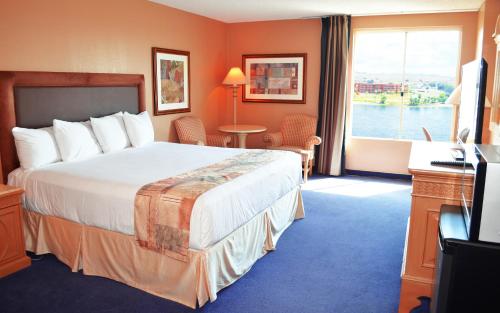 Кровать или кровати в номере Laughlin River Lodge