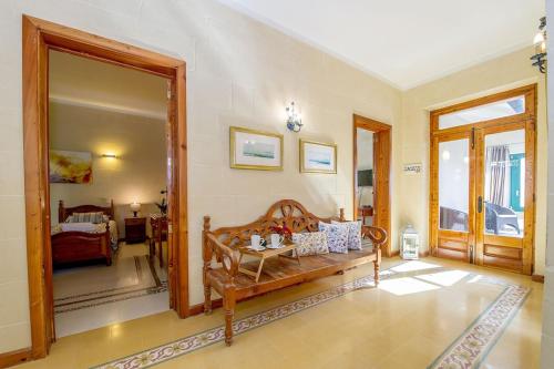 ein Wohnzimmer mit einem Sofa und einem Spiegel in der Unterkunft Djar ta Menzja 2 Holiday Home in Sannat