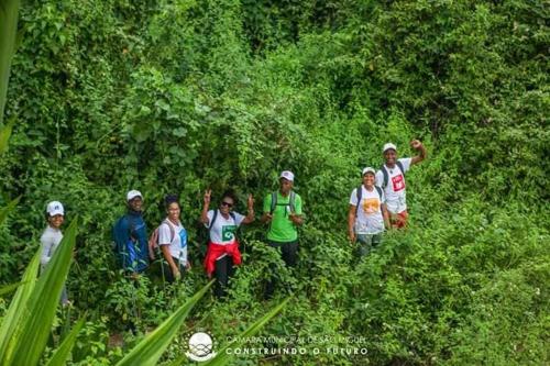 a group of people walking in the woods at Pam de Terra in Palha Carga