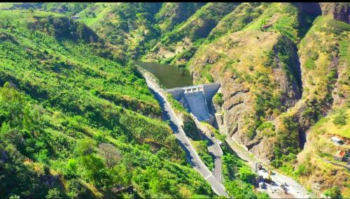 an aerial view of a dam in a canyon at Pam de Terra in Palha Carga