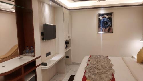 シリグリにあるHotel Manilaの白い部屋(ベッド1台、テレビ付)