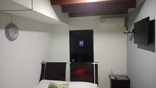 pokój z łóżkiem i drzwiami z napisem w obiekcie Sea Star Inn w mieście San Andrés