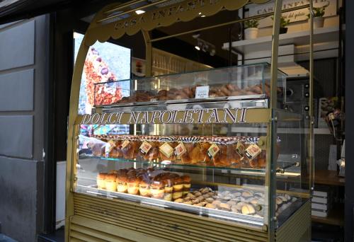 una vetrina in una panetteria con prodotti da forno di PortaMedina House a Napoli