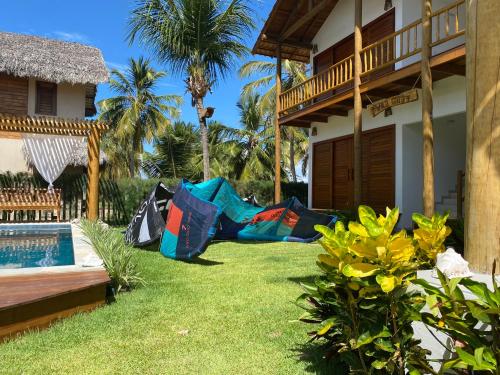 a yard with a house with a tent on the grass at Vila Gará Kite House - Ilha do Guajiru in Itarema
