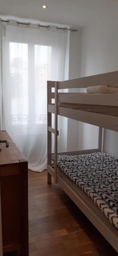 une chambre avec deux lits superposés et une fenêtre dans l'établissement 20 rue Edouard Corbière, proche gare SNCF de BREST, à Brest