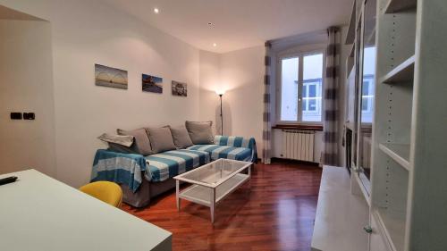 ein Wohnzimmer mit einem Sofa und einem Fenster in der Unterkunft El Quartierin in Triest