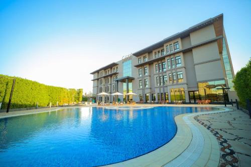 una gran piscina frente a un edificio en Silotel - Boutique Hotel , Sadat City, en Madīnat as Sādāt
