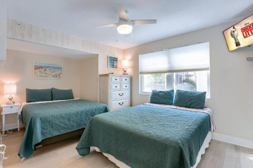 - une chambre avec 2 lits et une fenêtre dans l'établissement 2 Pipers Nest, à Clearwater Beach