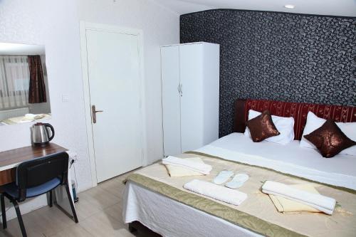 Ένα ή περισσότερα κρεβάτια σε δωμάτιο στο garden hill hotel