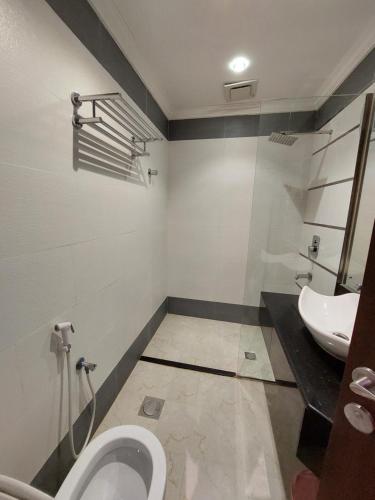 łazienka z toaletą i umywalką w obiekcie EMAN HOUSE w mieście Salala