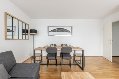 un salon avec une table et des chaises dans l'établissement Le Chêne De Natan, à Serris