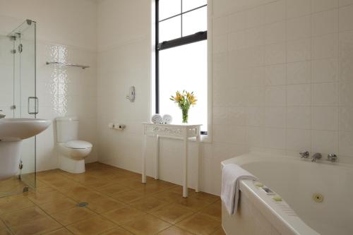 Distinction Palmerston North Hotel & Conference Centre tesisinde bir banyo