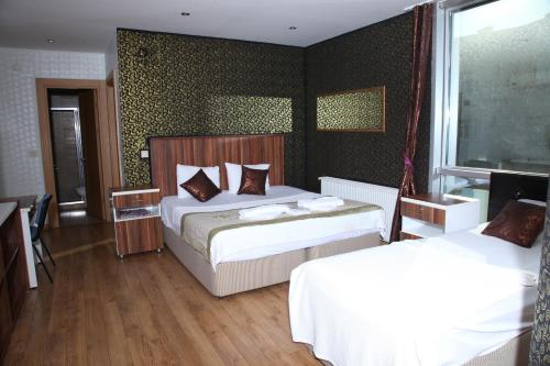 Ένα ή περισσότερα κρεβάτια σε δωμάτιο στο garden hill hotel