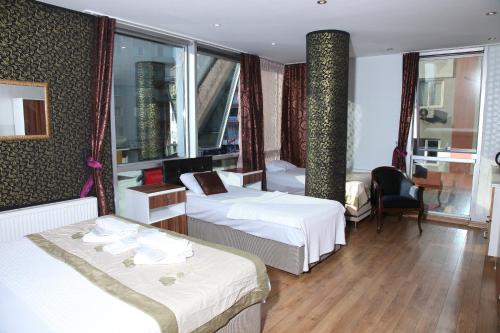 Ένα ή περισσότερα κρεβάτια σε δωμάτιο στο garden hill hotel