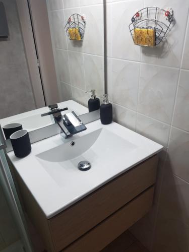 une salle de bain avec un lavabo blanc et un miroir dans l'établissement Studio 4 pers avec Balcon Alpe du Grand Serre, à La Morte