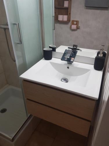 une salle de bain avec un lavabo blanc et une douche dans l'établissement Studio 4 pers avec Balcon Alpe du Grand Serre, à La Morte