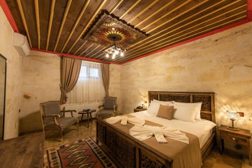 - une chambre avec un lit, une table et des chaises dans l'établissement Volare Stone Hotel, à Nevşehir