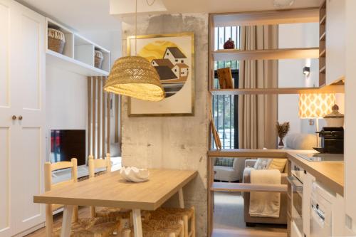 a kitchen and living room with a table and a dining room at ApartUP Opera Loft Love in Valencia