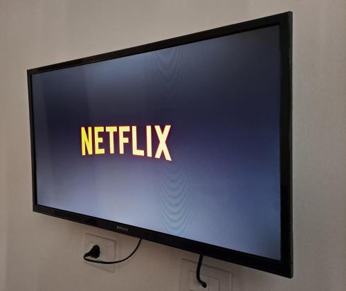 a television screen with the words netflix on it at Pasaje Misiones in Paraná