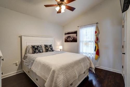 een slaapkamer met een bed en een plafondventilator bij Blue Fish Cottage in Waterford