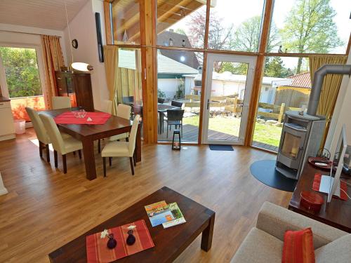 ein Wohnzimmer mit einem Tisch und einem Kamin in der Unterkunft Ferienhaus Luv & Lee - Apt. 02 in Ostseebad Sellin