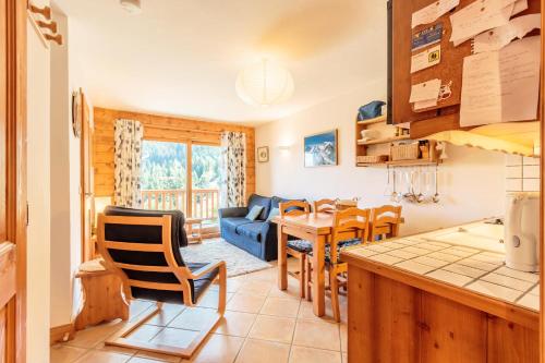 une cuisine et un salon avec un canapé et une table dans l'établissement Résidence Saint-Bernard - maeva Home, à Bourg-Saint-Maurice