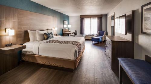 Postel nebo postele na pokoji v ubytování Best Western Plus Champaign/Urbana Inn