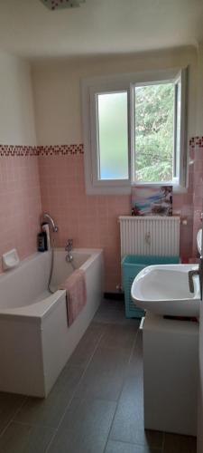une salle de bain avec une baignoire et un lavabo dans l'établissement T2 Tout Confort, à Amélie-les-Bains-Palalda