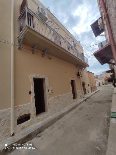 un edificio con balcón en el lateral de una calle en Affittacamere Sapore di Mare, en Talsano