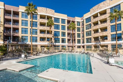 Bild eines Pools vor einem Gebäude in der Unterkunft Staybridge Suites Las Vegas - Stadium District in Las Vegas