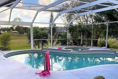 Der Swimmingpool an oder in der Nähe von The Yellow Home amazing lake view