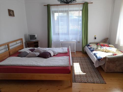 - une chambre avec 2 lits et une fenêtre dans l'établissement Casa Teonia, à Tăşnad