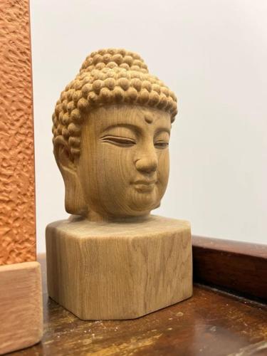 a statue of a head sitting on a table at Tom Homestay Quy Nhơn in Quy Nhon