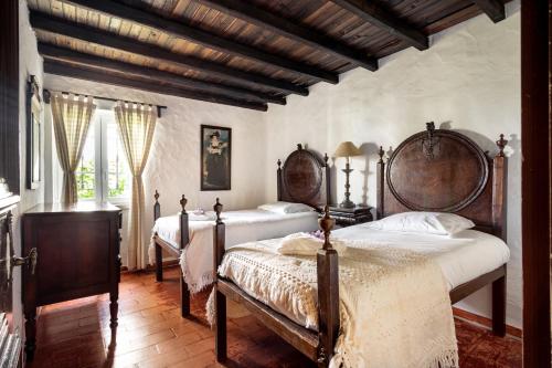 - une chambre avec 3 lits dans l'établissement JOIVY Quinta do Matinho Quente, à Chelreira